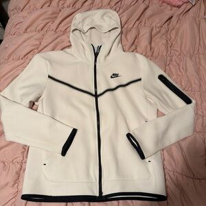 Nike Tech -Barley worn